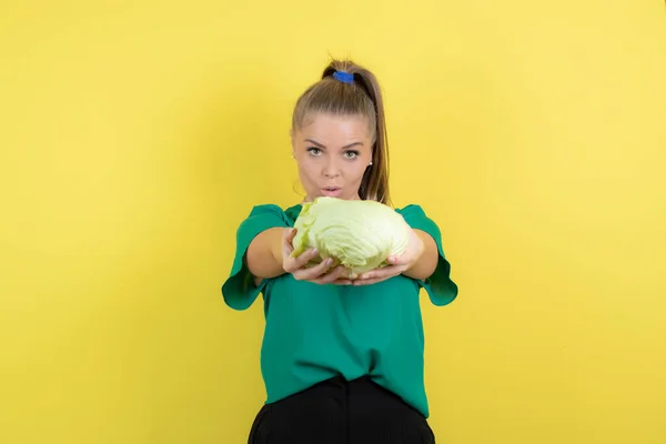 Portret Uroczej Dziewczyny Trzymającej Organiczną Zieloną Kapustę Żółtym Tle Wysokiej — Zdjęcie stockowe