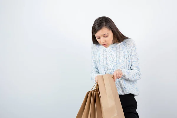 Porträtt Tonåring Flicka Tröja Med Shoppingväskor — Stockfoto