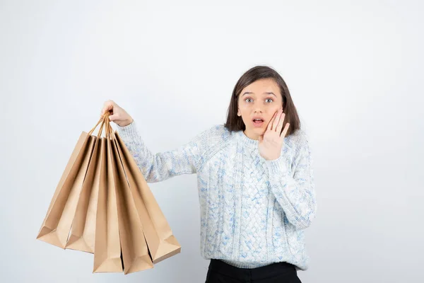 Porträtt Tonåring Flicka Tröja Med Shoppingväskor — Stockfoto