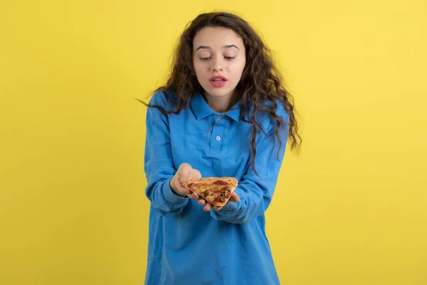 Foto Menina Bonita Com Pedaço Pizza Posando Fundo Amarelo Foto — Fotografia de Stock
