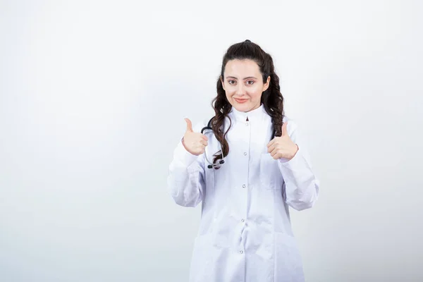 Doctora Uniforme Sonriendo Cámara Mostrando Los Pulgares Hacia Arriba Foto —  Fotos de Stock