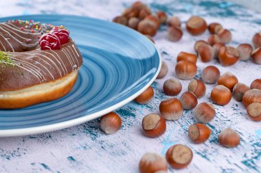 Sağlıklı fındıklı lezzetli çikolatalı donut tabağı. Yüksek kalite fotoğraf