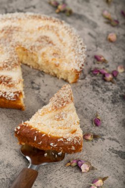 Kek dilimleri ve hindistan cevizi dilimleri bir taş masaya konur. Yüksek kalite fotoğraf