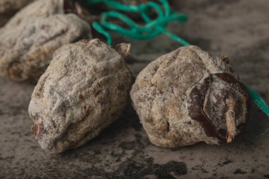 Taş zemine yerleştirilmiş lezzetli kurutulmuş hurma meyveleri. Yüksek kalite fotoğraf