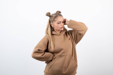 Günlük giysiler içinde acı hisseden güzel bir kadın manken görüntüsü. Yüksek kalite fotoğraf