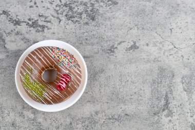 Taş zeminde beyaz çikolata kaplı donut tabağı. Yüksek kalite fotoğraf