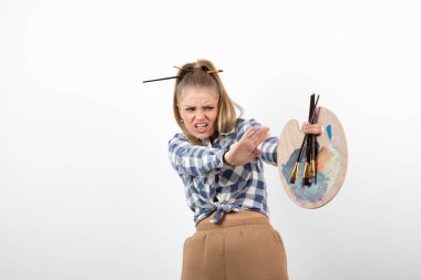 Fırçalı ve renkli paletli kadın ressam kızıyor. Yüksek kalite fotoğraf