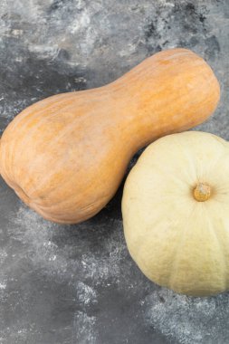 Mermer arka planda tereyağlı balkabağı. Yüksek kalite fotoğraf