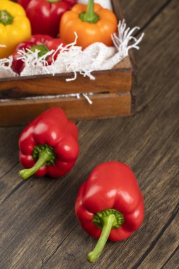 Ahşap yüzeyinde parlak dolmalık biberli ahşap kutu. Yüksek kalite fotoğraf