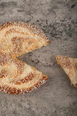 Kek dilimleri ve hindistan cevizi dilimleri bir taş masaya konur. Yüksek kalite fotoğraf