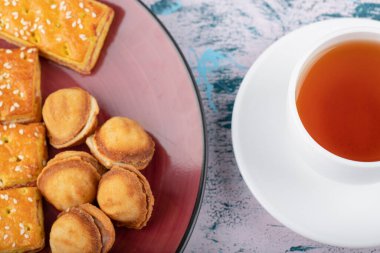 Ceviz ve çay şeklinde küçük kurabiyeli tatlı krakerler. Yüksek kalite fotoğraf