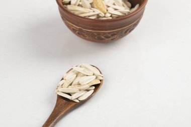 Beyaz arka planda bir kase organik ayçiçeği tohumu. Yüksek kalite fotoğraf