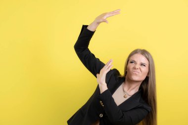 Takım elbiseli genç bir iş kadını el ele tutuşuyor. Yüksek kalite fotoğraf