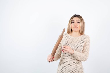 Genç bir kadın model, beyaz üzerinde ahşap bir iğne tutuyor. Yüksek kalite fotoğraf