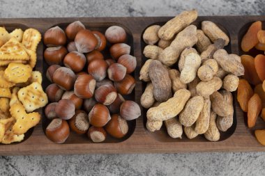 Tahtada fındıklı çıtır krakerler ve kabuklu fıstıklar. Yüksek kalite fotoğraf