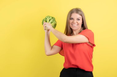 Kameraya kocaman yeşil brokoli fırlatan güzel bir kadın modeli. Yüksek kalite fotoğraf