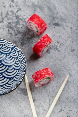  Philadelphia dürümü, taze somon, salatalık, krem peynir. Yüksek kalite fotoğraf