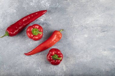 Kırmızı biber ve tatlı dolmalık biber mermer arka planda. Yüksek kalite fotoğraf