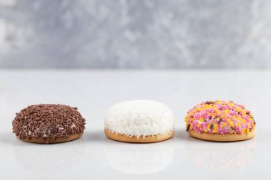 Beyaz arka planda şekerli kurabiyeler serpiştirin. Yüksek kalite fotoğraf