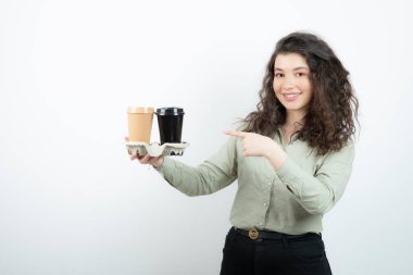 Esmer bir kadının bir kartondaki iki fincana bakıp durduğu resim. Yüksek kalite fotoğraf