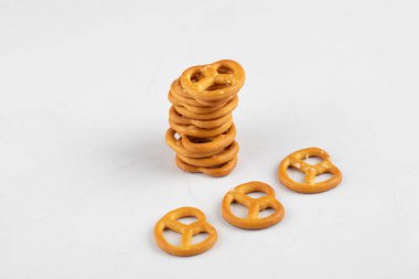 Beyaz arka planda bir yığın lezzetli tuzlu kraker. Yüksek kalite fotoğraf