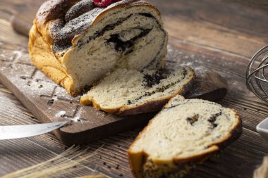 Tahta kesme tahtasına haşlanmış haşhaşlı kek. Yüksek kalite fotoğraf