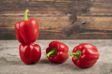 Kırmızı dolmalık biber seti taştan arka planda. Yüksek kalite fotoğraf