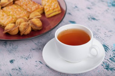 Ceviz ve çay şeklinde küçük kurabiyeli tatlı krakerler. Yüksek kalite fotoğraf