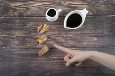 Ahşap arka planda elle gösterilen tempura suşi ruloları ve soya sosu. Yüksek kalite fotoğraf