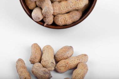 Beyaz arka plana yerleştirilmiş kabuklu sağlıklı fıstıklar. Yüksek kalite fotoğraf