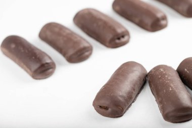 Beyaz arka plana yerleştirilmiş çikolata çubukları. Yüksek kalite fotoğraf