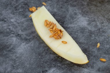 Mermer zemin üzerine tohumlar yerleştirilmiş kavun derisi. Yüksek kalite fotoğraf