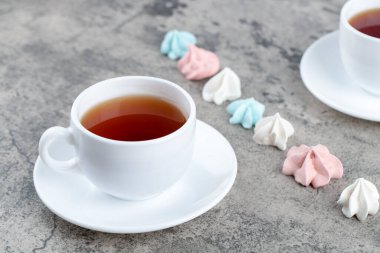 Renkli kremalı şekerler ve arka planda bir fincan çay. Yüksek kalite fotoğraf