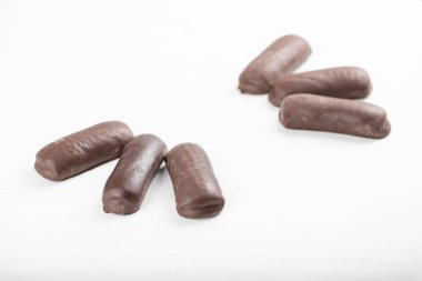 Beyaz arka plana yerleştirilmiş lezzetli çikolatalı kekler. Yüksek kalite fotoğraf