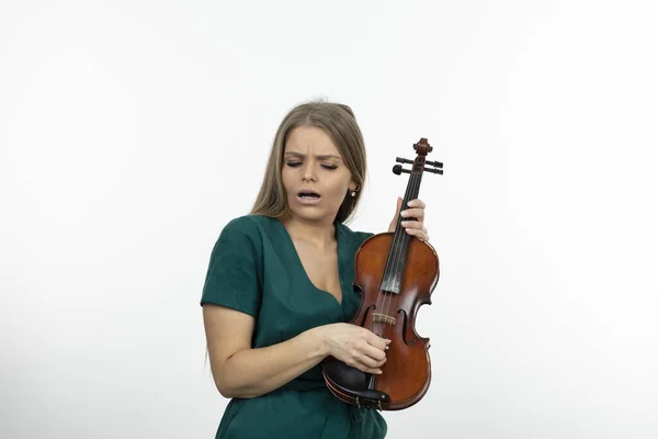 Imagem Jovem Músico Vestido Verde Tocando Violino Sobre Branco Foto — Fotografia de Stock