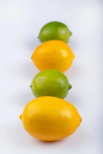 Deliciosos Limones Frescos Limas Aislados Sobre Fondo Blanco Foto Alta —  Fotos de Stock