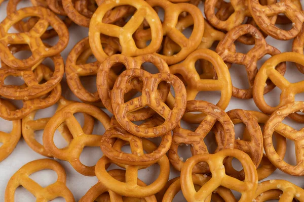 Salato Cracker Pretzel Asciutto Posto Uno Sfondo Bianco Foto Alta — Foto Stock