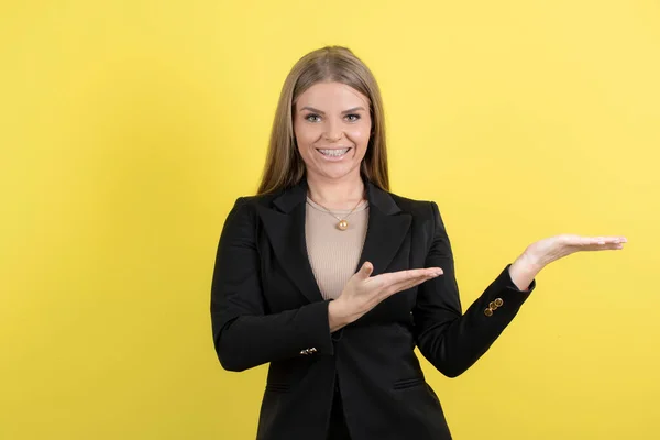 Młoda Bizneswoman Garniturze Stojąca Pozująca Pod Żółtą Ścianą Wysokiej Jakości — Zdjęcie stockowe