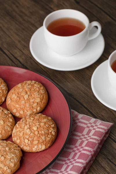 Prato Vermelho Com Biscoitos Aveia Xícaras Chá Quente Mesa Madeira — Fotografia de Stock