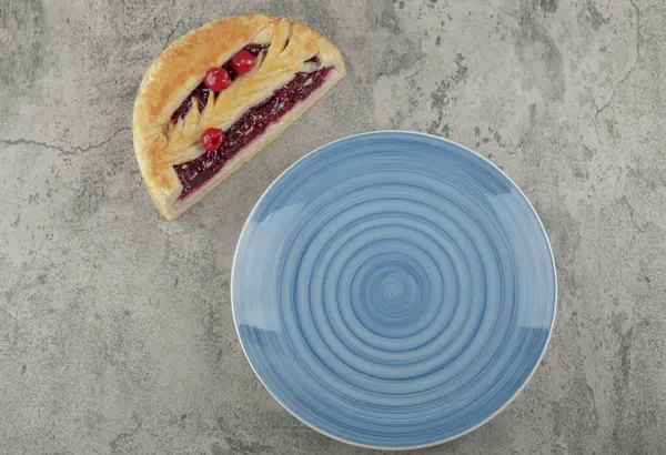 Süßer Käsekuchen Mit Beeren Und Blauem Teller Auf Steinigem Hintergrund — Stockfoto