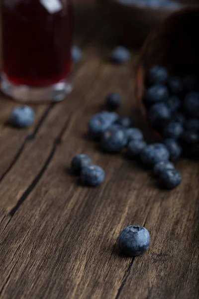 Bol Bois Bleuets Frais Verre Jus Sur Surface Bois Photo — Photo