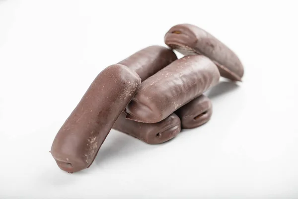 Deliciosos Bolos Chocolate Colocados Fundo Branco Foto Alta Qualidade — Fotografia de Stock