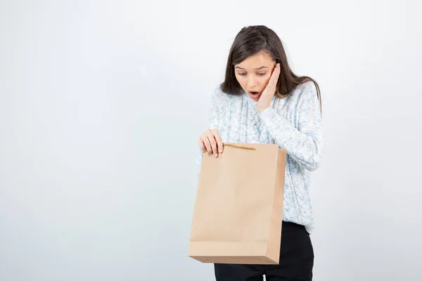 Retrato Adolescente Suéter Sosteniendo Bolsas Compras —  Fotos de Stock