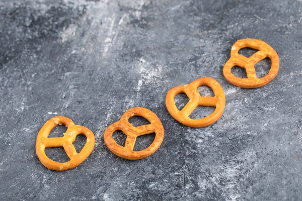 Deliciosos Pretzels Secos Salados Colocados Sobre Fondo Mármol Foto Alta — Foto de Stock