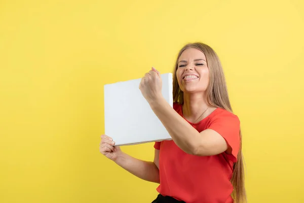 Bild Der Attraktiven Künstlerin Mit Leinwand Die Faust Isoliert Auf — Stockfoto