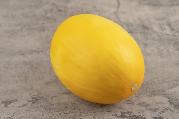 一个健康的黄色甜瓜被隔离在石头背景上的图片 高质量的照片 — 图库照片