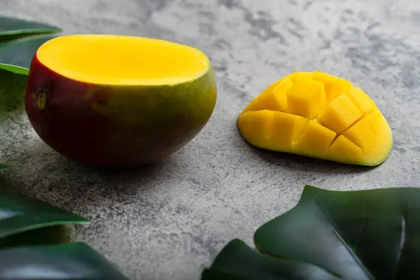 Fruta Mango Con Rodajas Hojas Verdes Sobre Fondo Piedra Foto — Foto de Stock