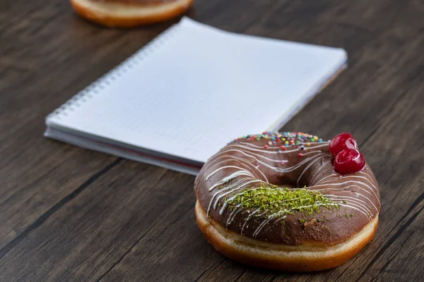 Delicioso Donuts Chocolate Colocados Uma Mesa Madeira Foto Alta Qualidade — Fotografia de Stock