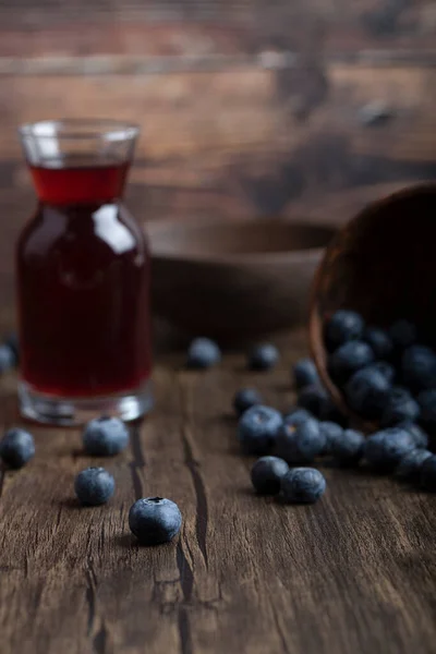 Bol Bois Bleuets Frais Verre Jus Sur Surface Bois Photo — Photo