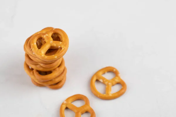 Galleta Pretzels Seca Salada Colocada Sobre Fondo Blanco Foto Alta — Foto de Stock